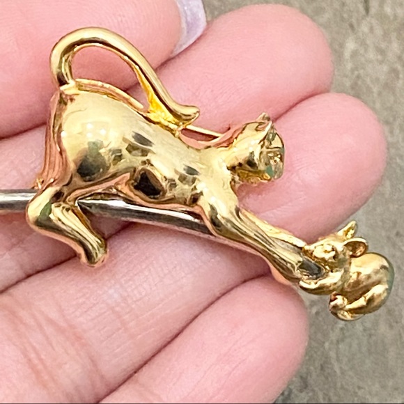 Vintage Unsigned Gold-tone Cat Catching Mouse Slider Brooch - Picture 6 of 15